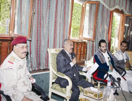 .. ويلتقي المشايخ والأعيان والشخصيات الاجتماعية بمديرية عذر في عمران أمس